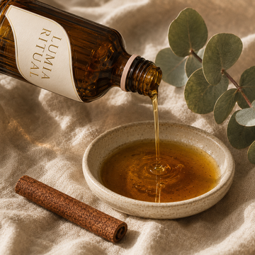 Huile végétale LUMIA RITUAL versée dans une coupelle, eucalyptus et bâton de cannelle